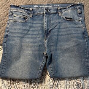 Amazon Essentials Men's Relaxed Blue Jeans